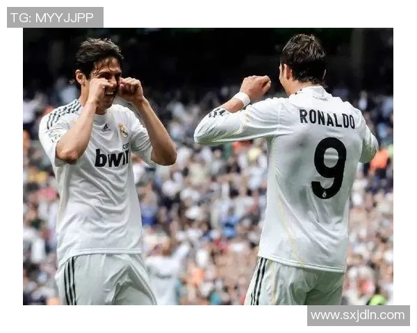 卡卡在绿茵场上的背影瞬间展现足球明星的风采与魅力